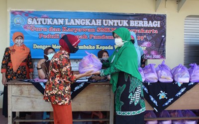 Guru dan Karyawan SMKN 7 Yogyakarta Bagikan Sembako kepada Warga Kampung Gowongan